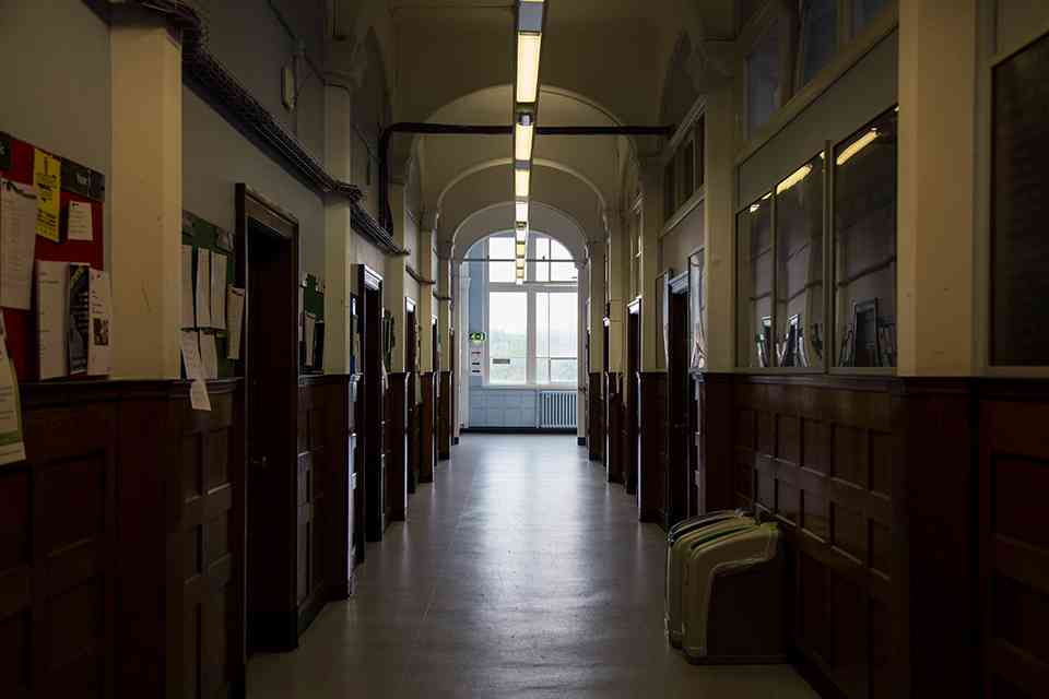 Regatul Unit ia în considerare un control mai strict al vizelor pentru studenți, în timp ce universitățile se confruntă cu interdicții de recrutare și cu o reprimare a fraudelor featured image